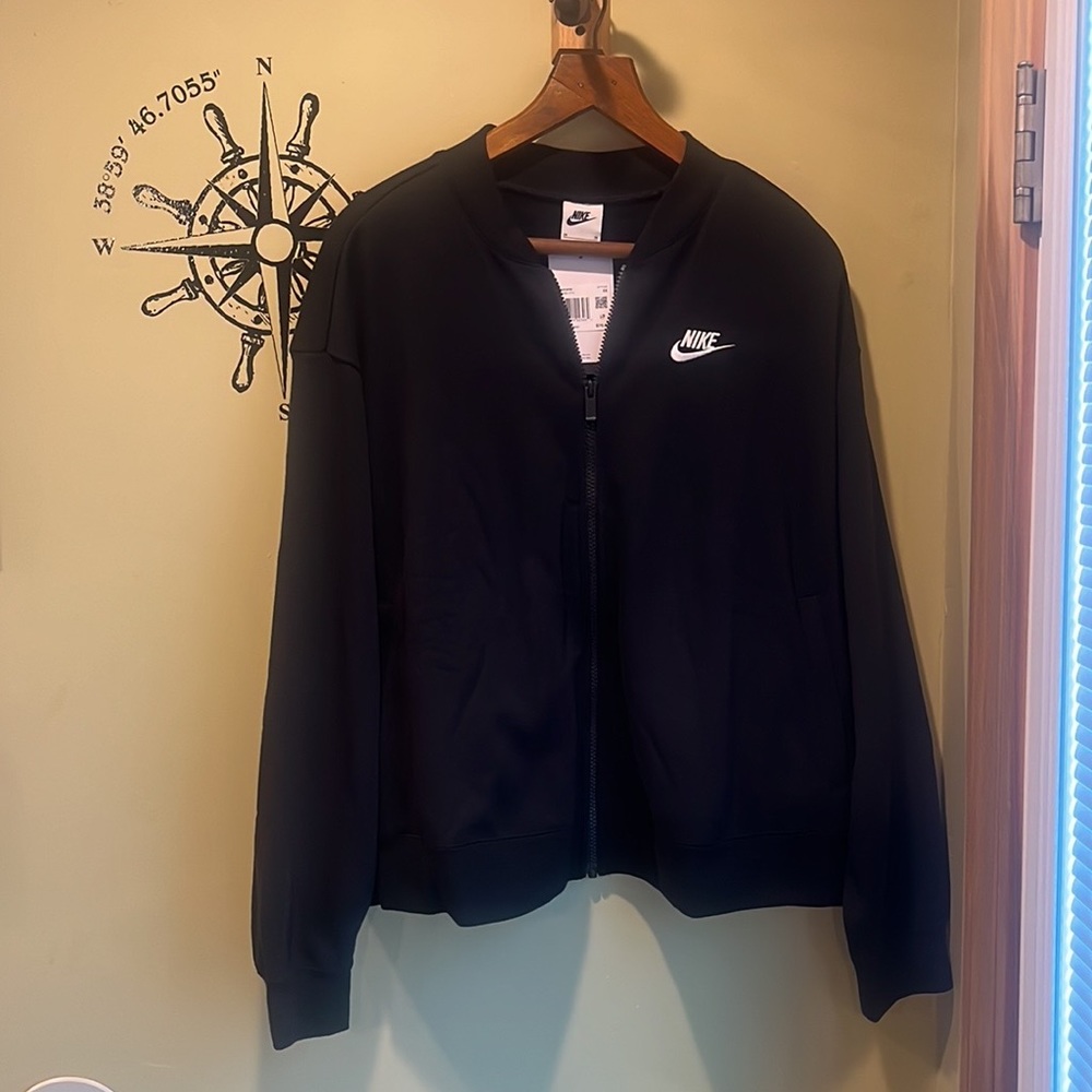 Excellent condition. Nike, black zip up jacket. Size 2X